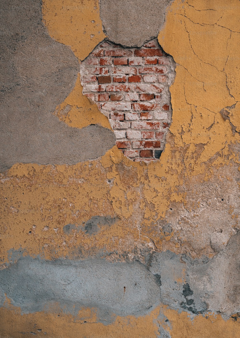 uma parede de tijolos com um buraco nela