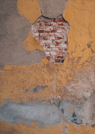 una pared de ladrillo con un agujero