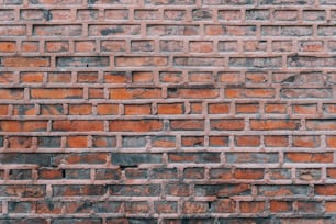 Un primo piano di un muro di mattoni fatto di mattoni