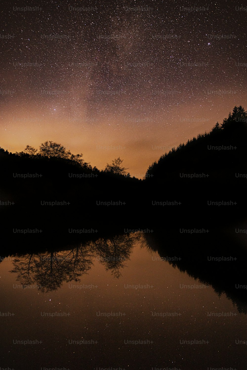 the night sky is reflected in the water