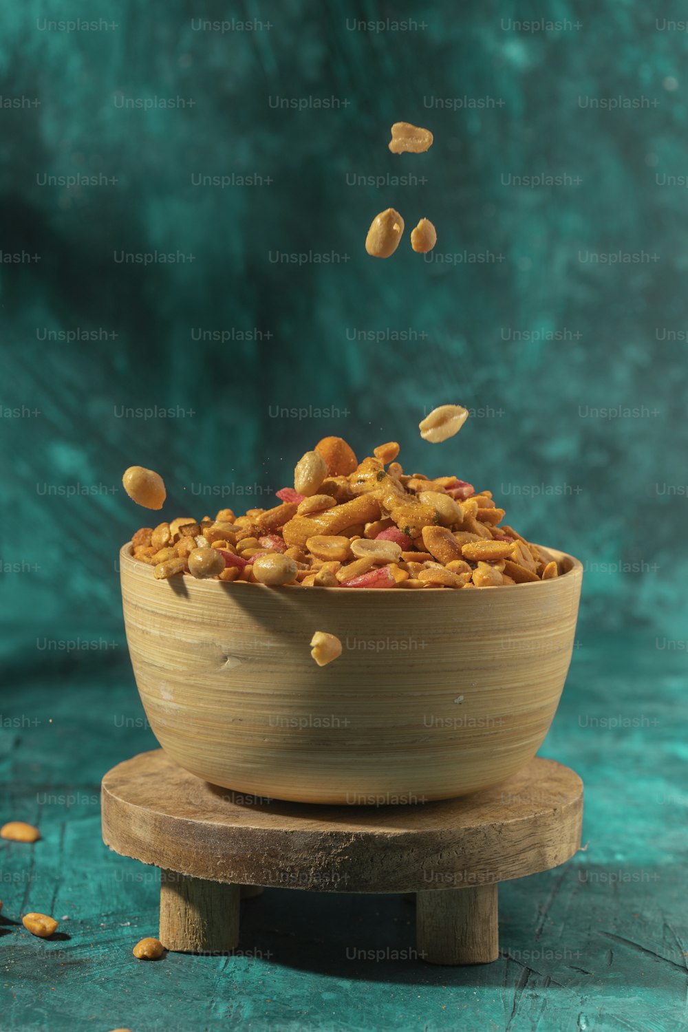 uma tigela de madeira cheia de cereais em cima de uma mesa