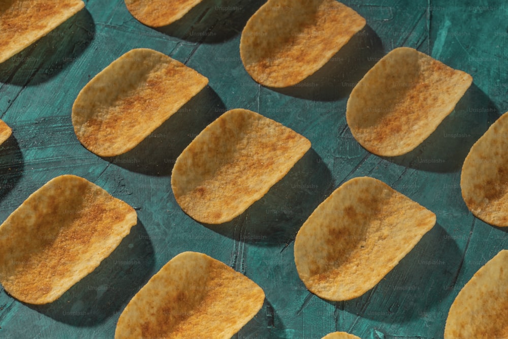 um grupo de chips de tortilha sentados em cima de uma mesa