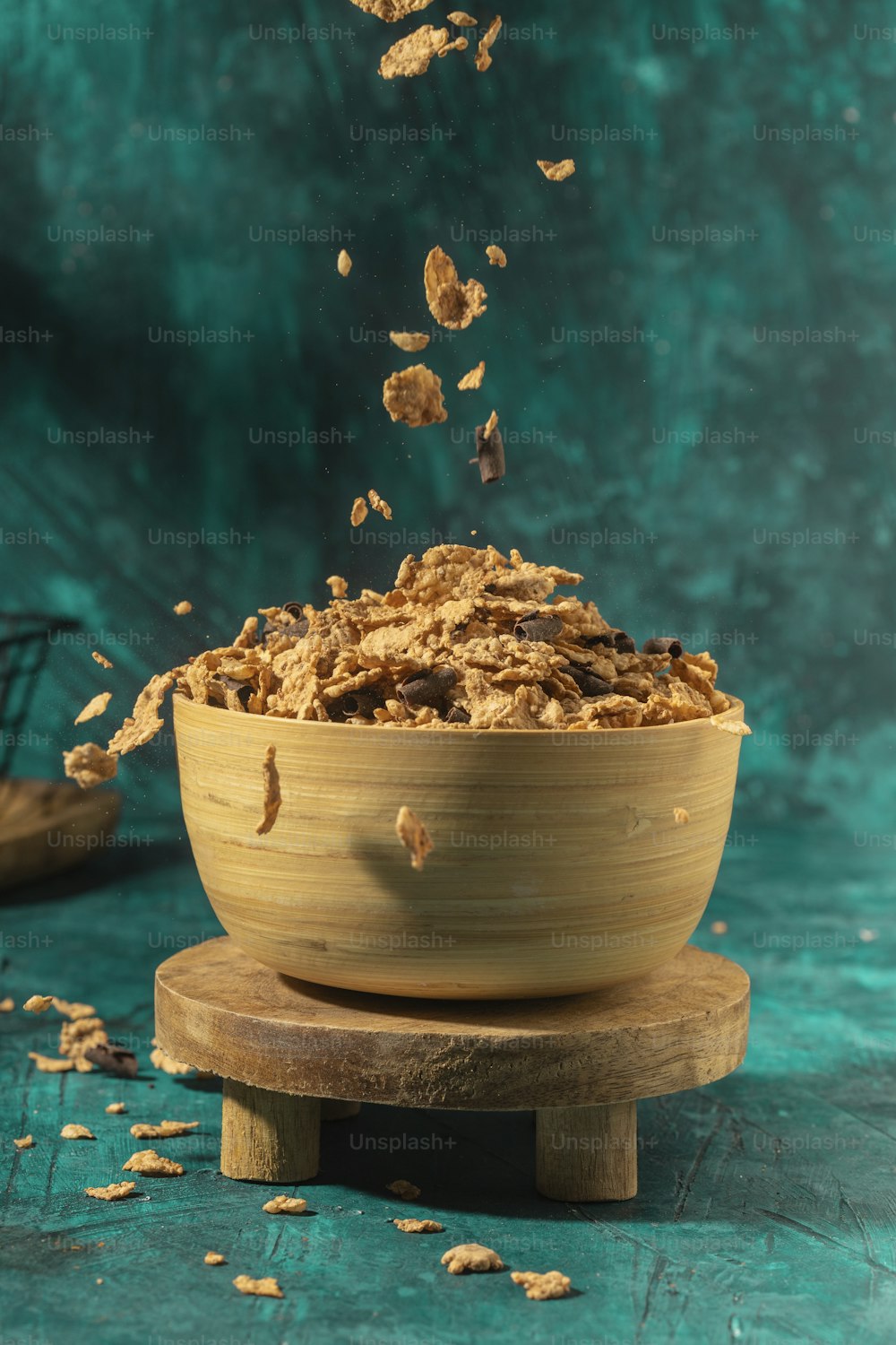 un tazón de madera lleno de cereal encima de una mesa