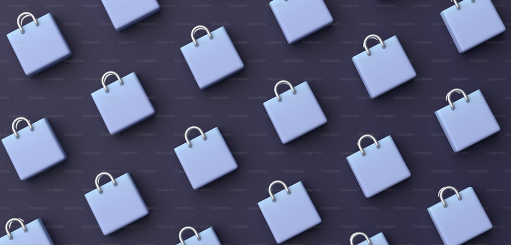 um grupo de sacolas de compras azuis em uma superfície preta