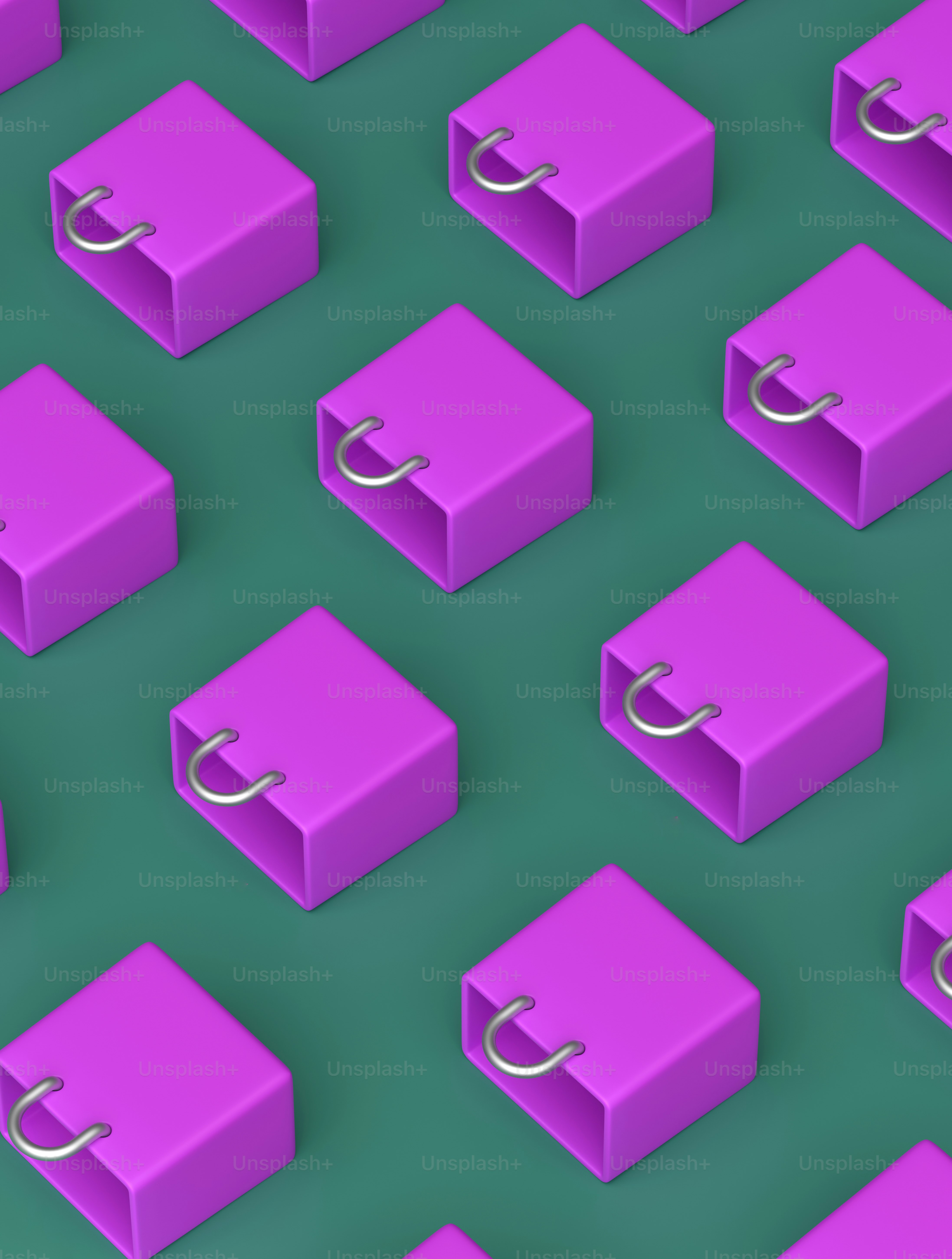 ein Haufen lila Schachteln mit einem Ring darauf