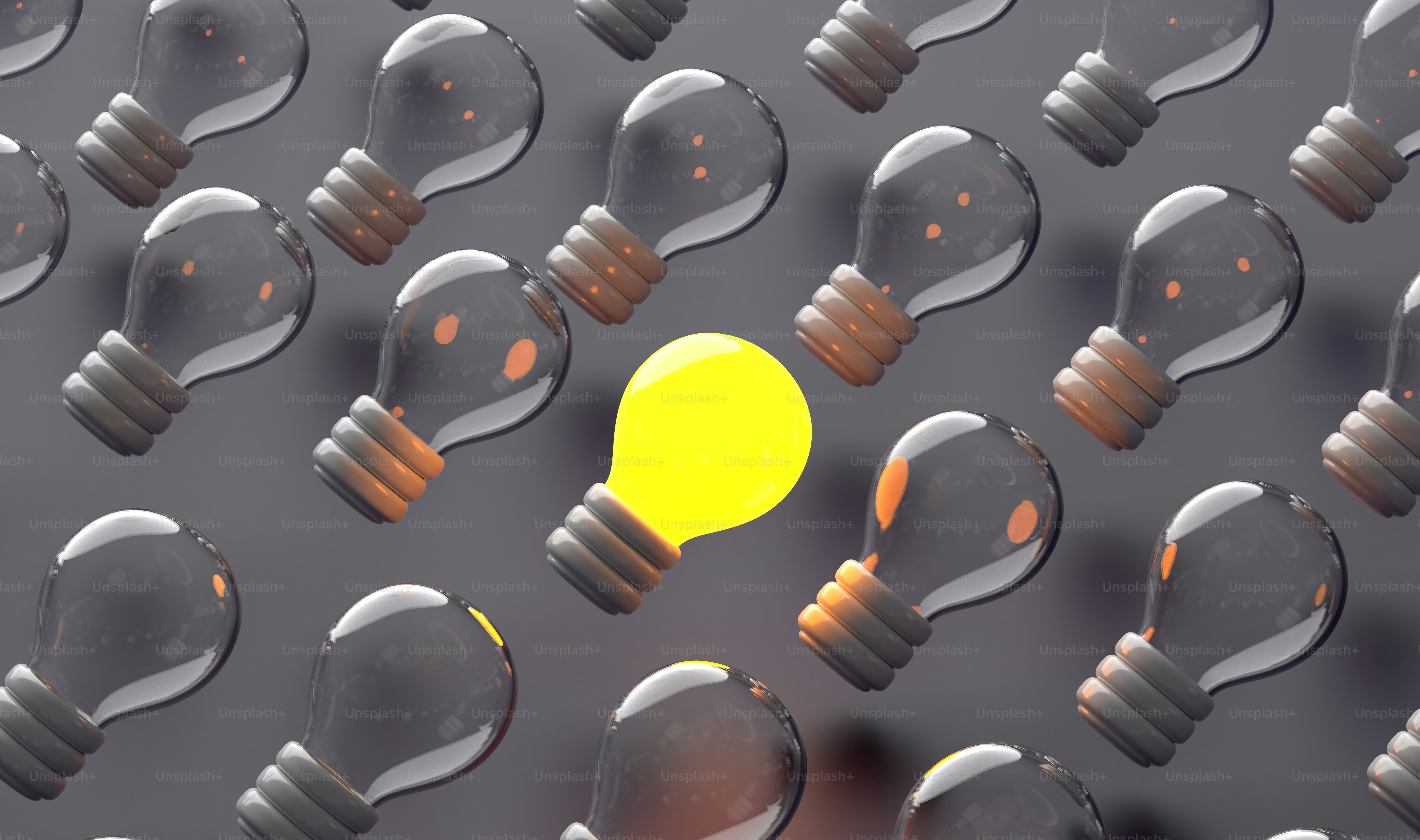 une ampoule jaune entourée de nombreuses ampoules noires