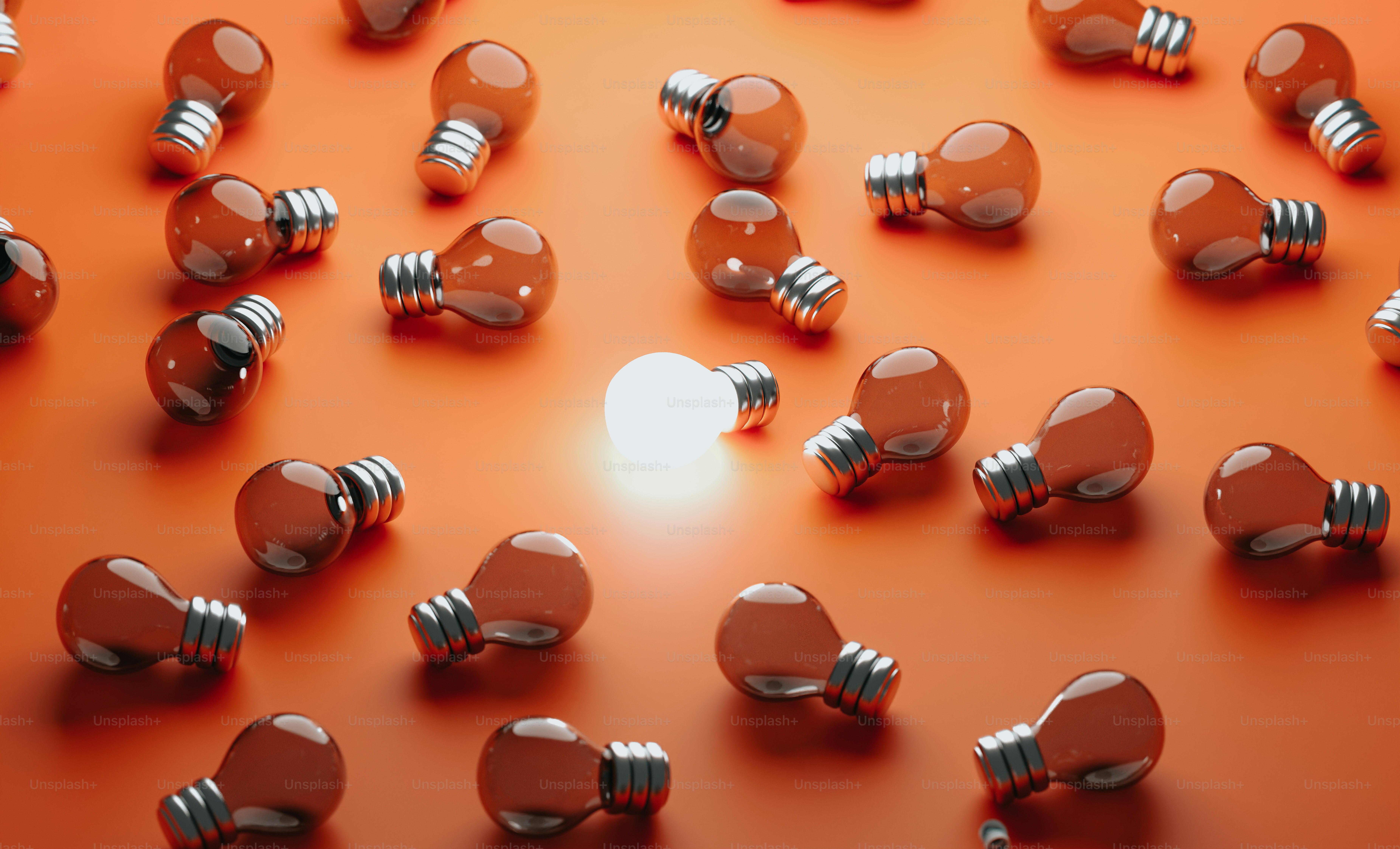 Un gruppo di lampadine sedute sopra una superficie arancione