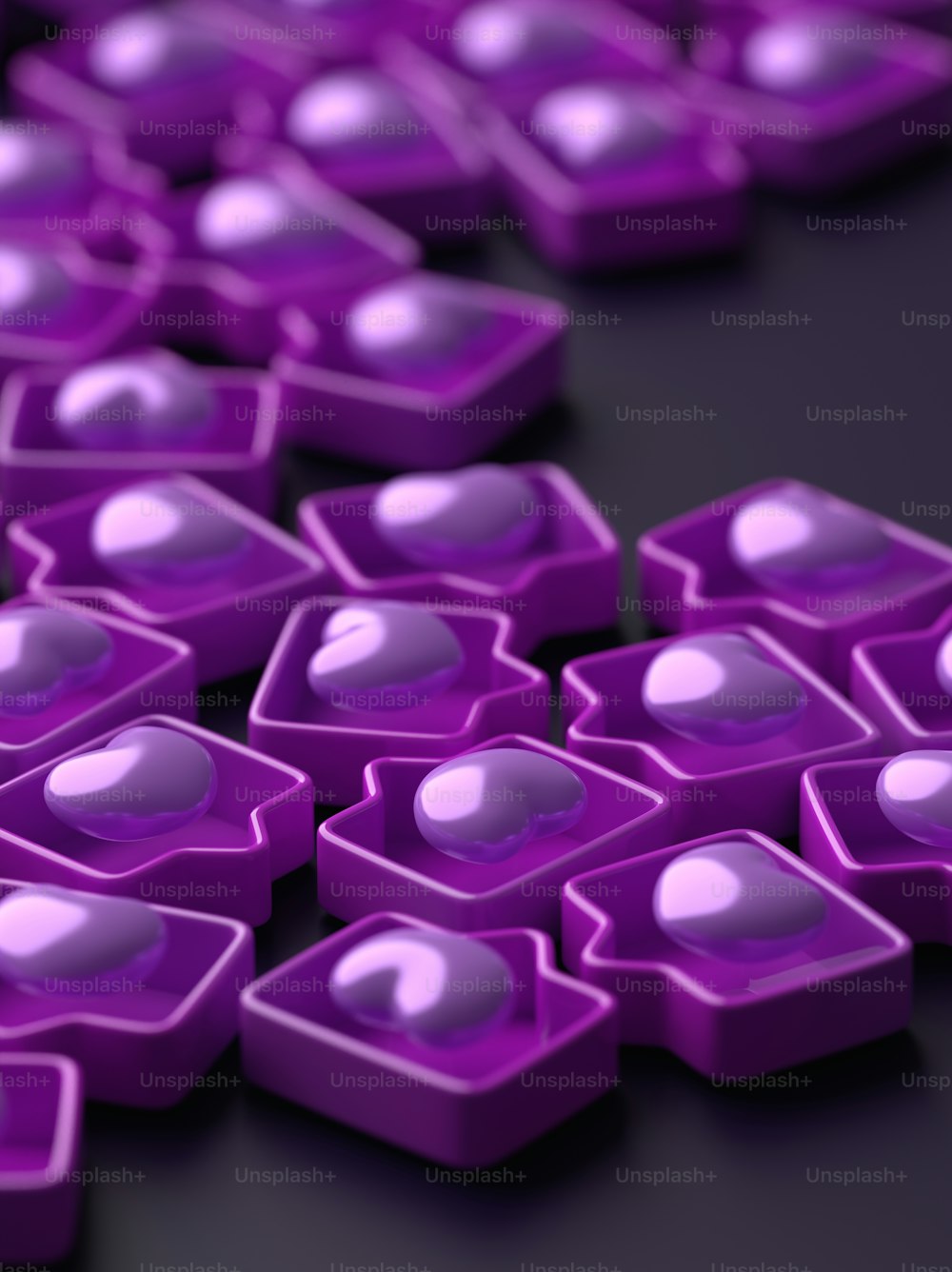 Un primer plano de un montón de corazones púrpuras