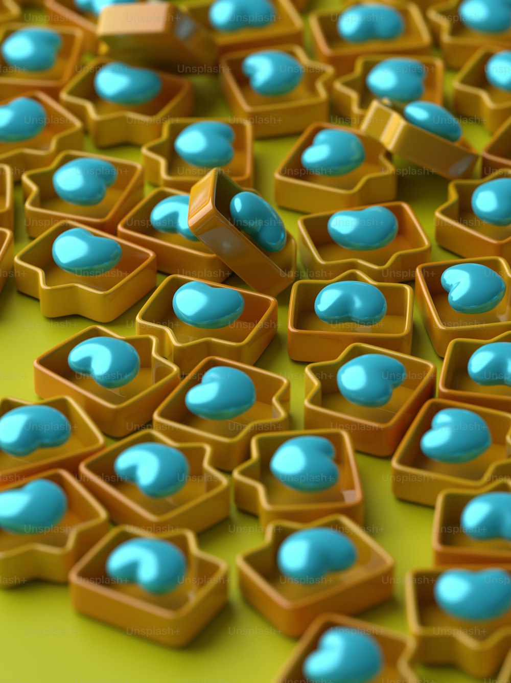 um monte de doces azuis e amarelos em uma superfície verde
