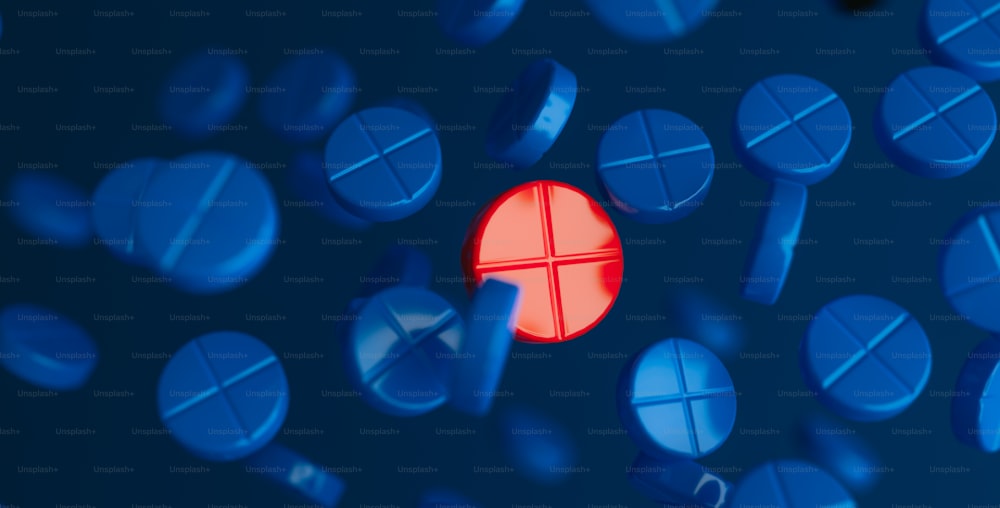 un bouton rouge entouré de cercles bleus