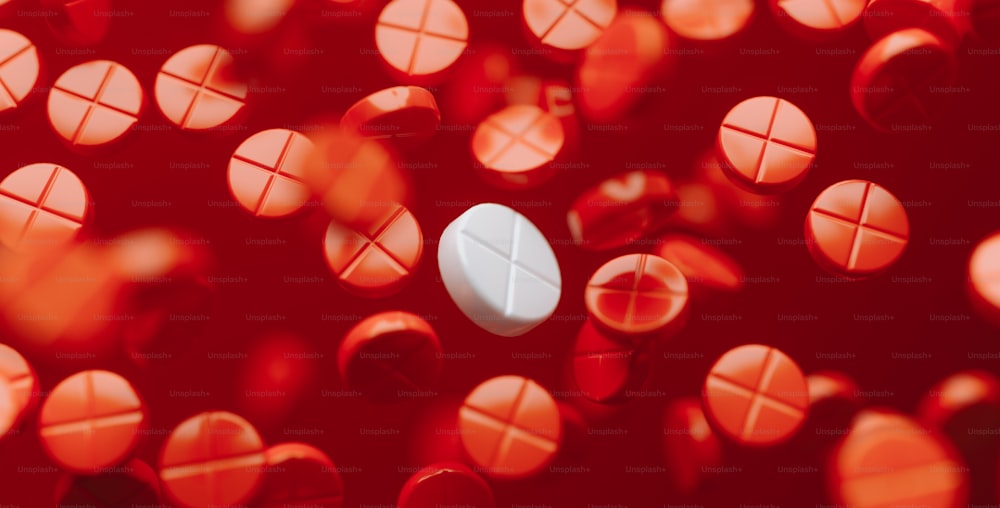 Eine weiße Pille ist von roten Pillen umgeben
