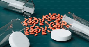 pillole che fuoriescono da una bottiglia di pillola su un tavolo