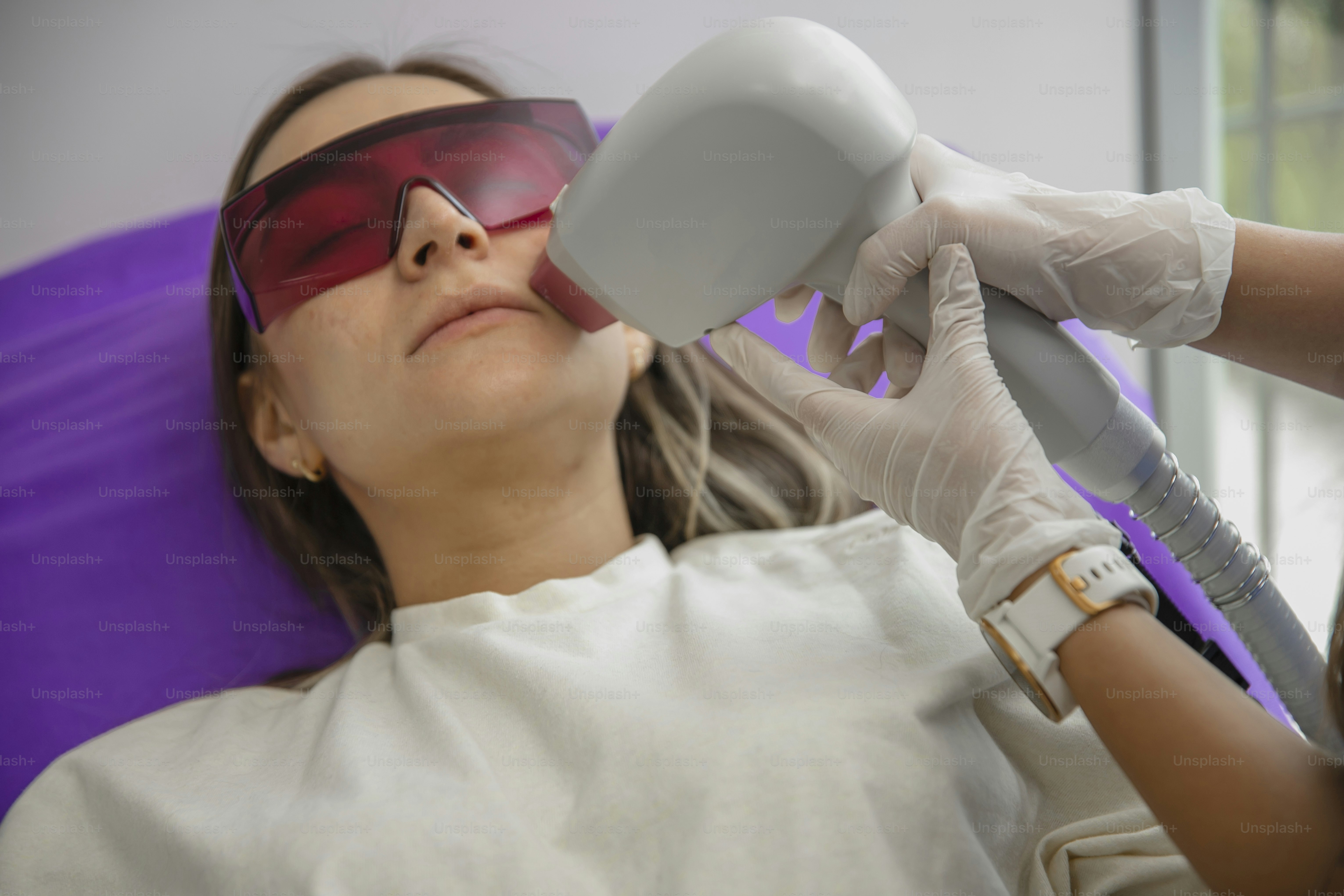 una donna che si fa spazzolare i capelli da un asciugacapelli