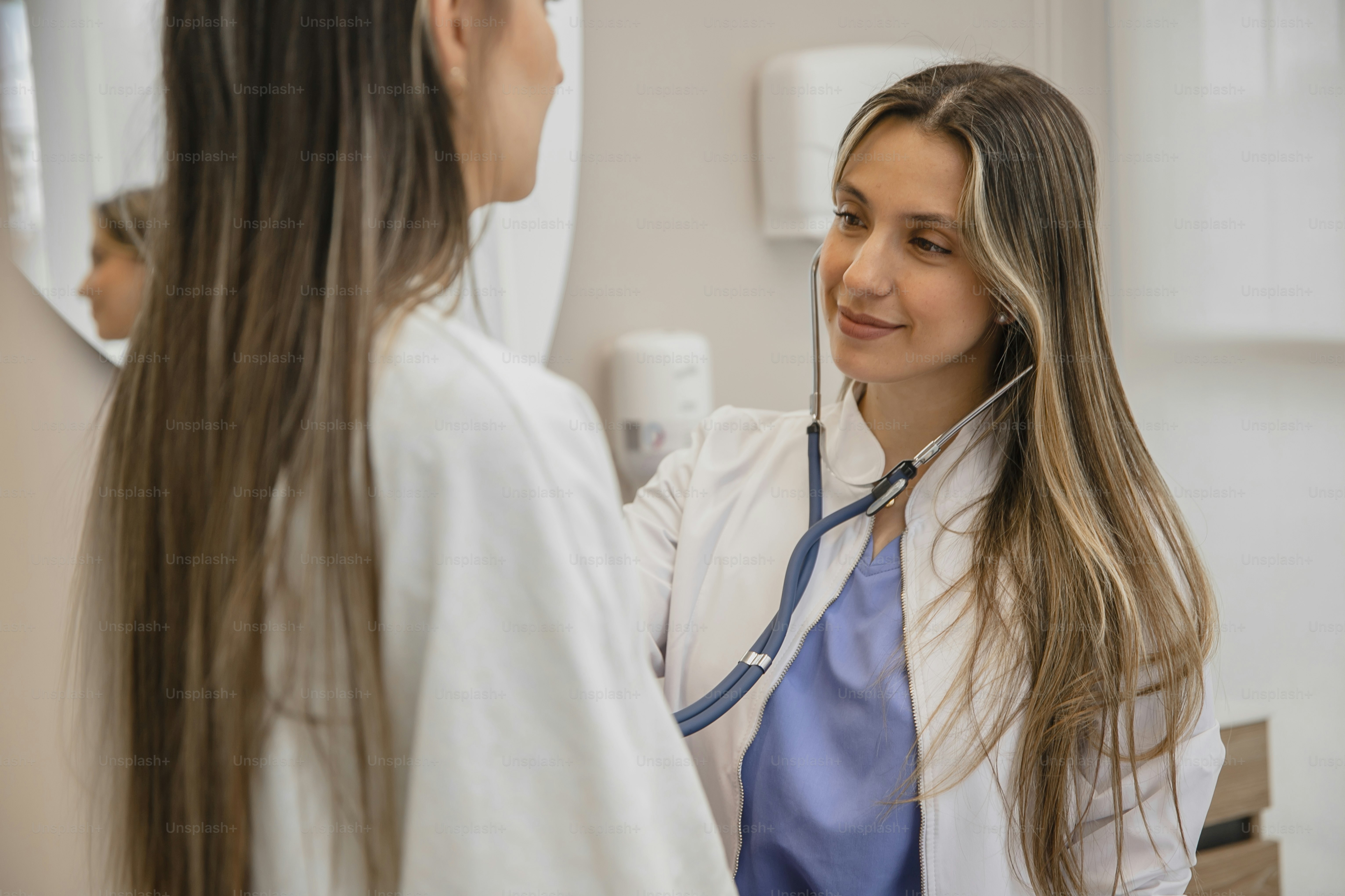 uma mulher no casaco de um médico conversando com outra mulher