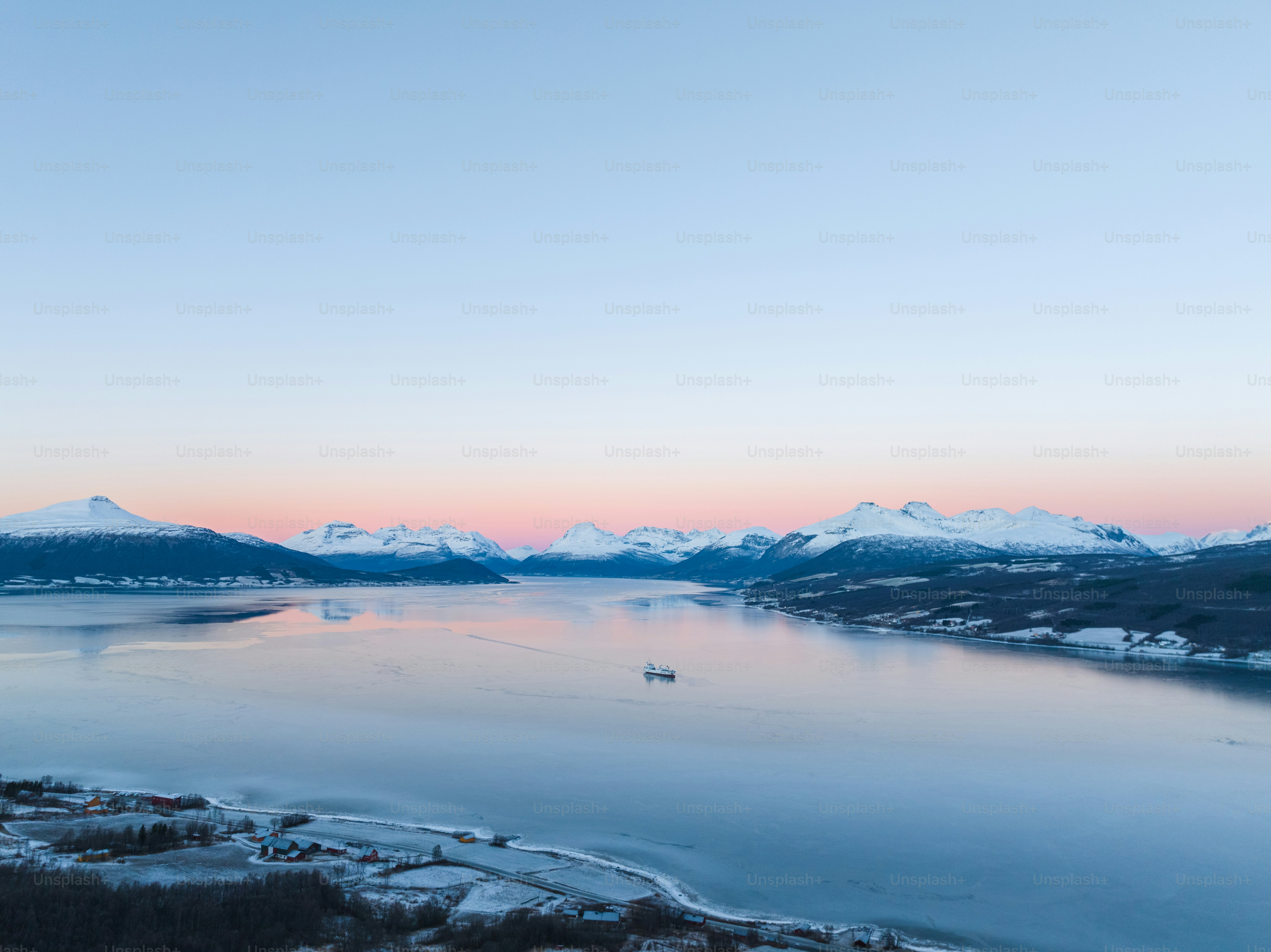 un grand plan d’eau entouré de montagnes