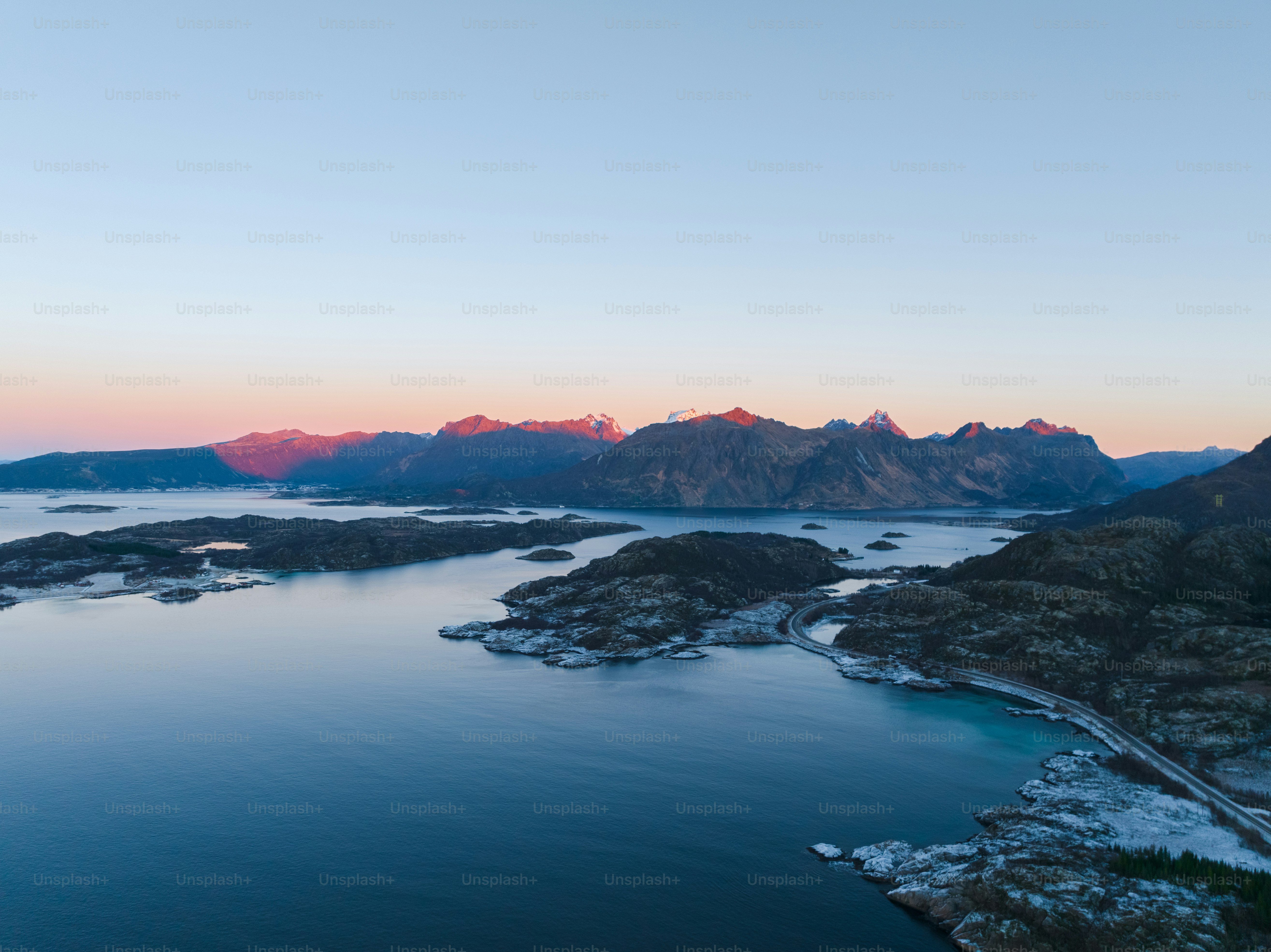 ein großes Gewässer, umgeben von Bergen
