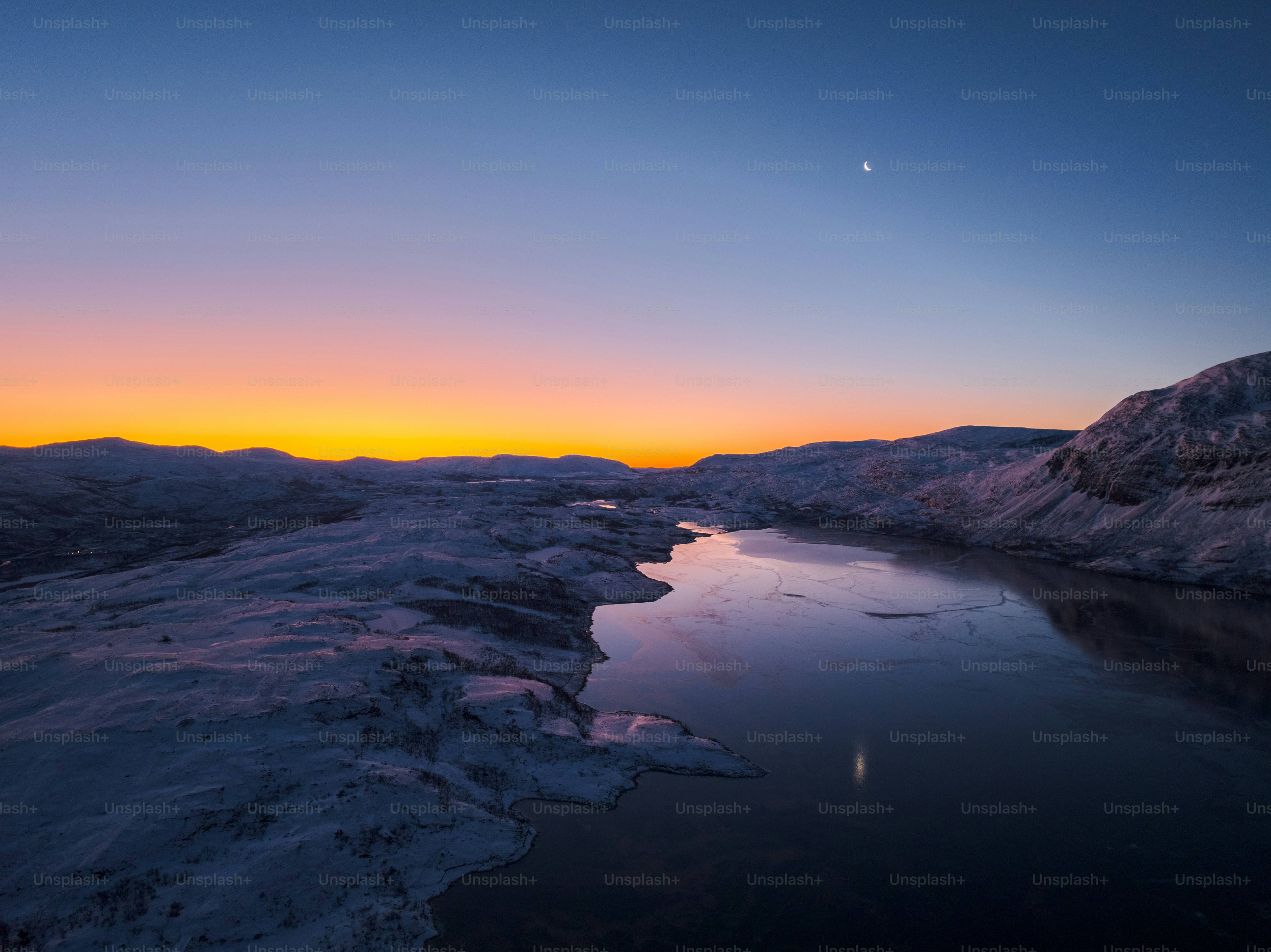 太陽が水域に沈んでいる