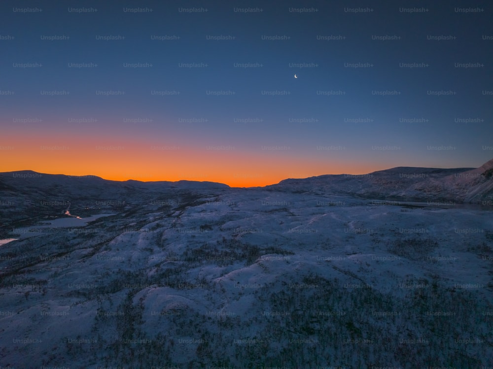 Le soleil se couche sur une chaîne de montagnes