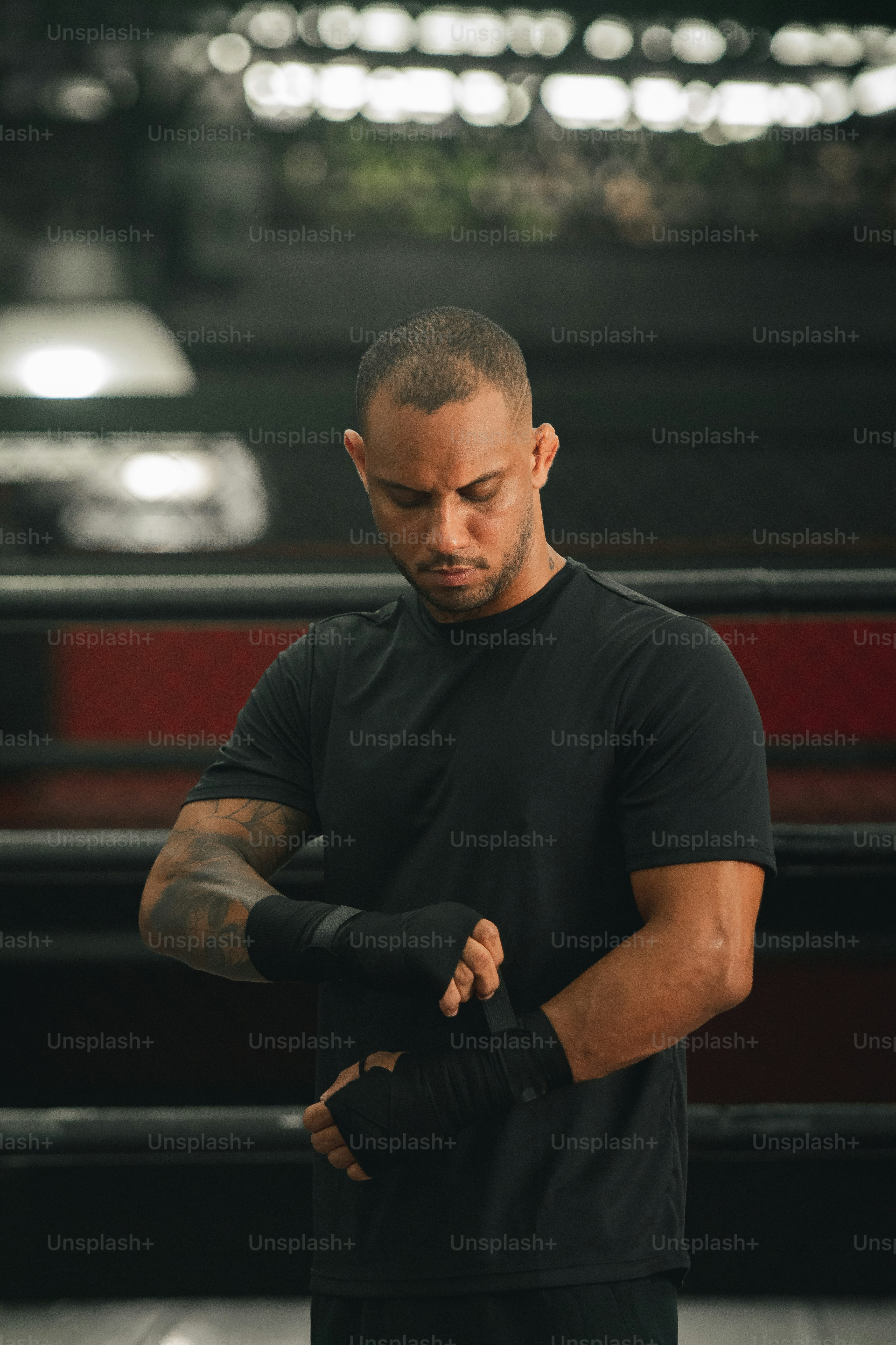 Un homme en chemise noire tient ses mains ensemble