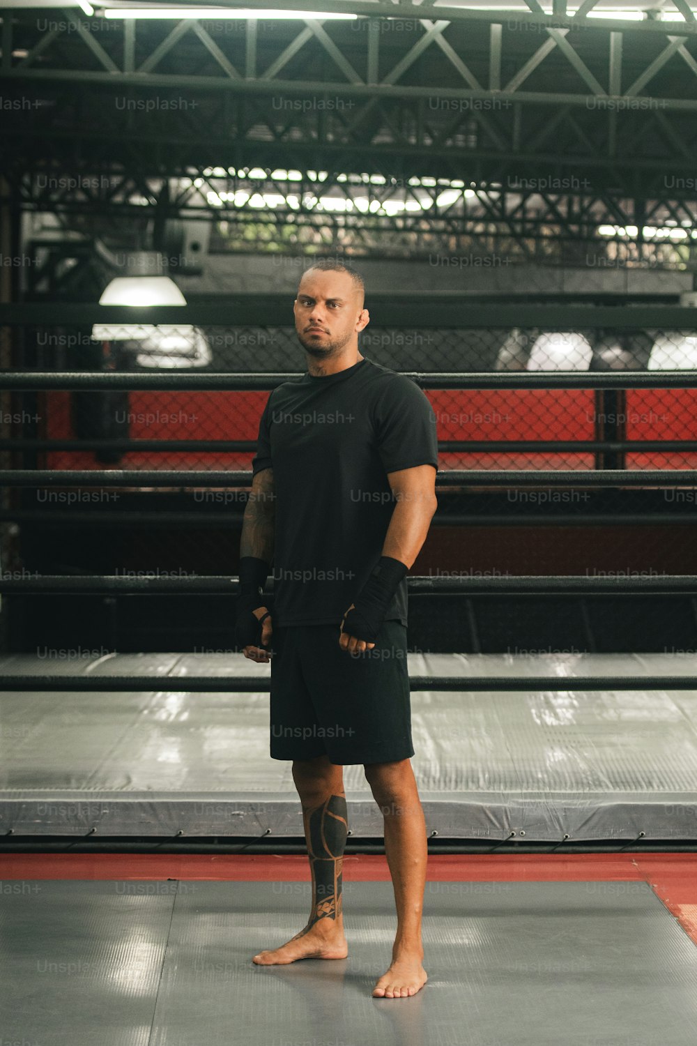 Un homme debout devant un ring de boxe