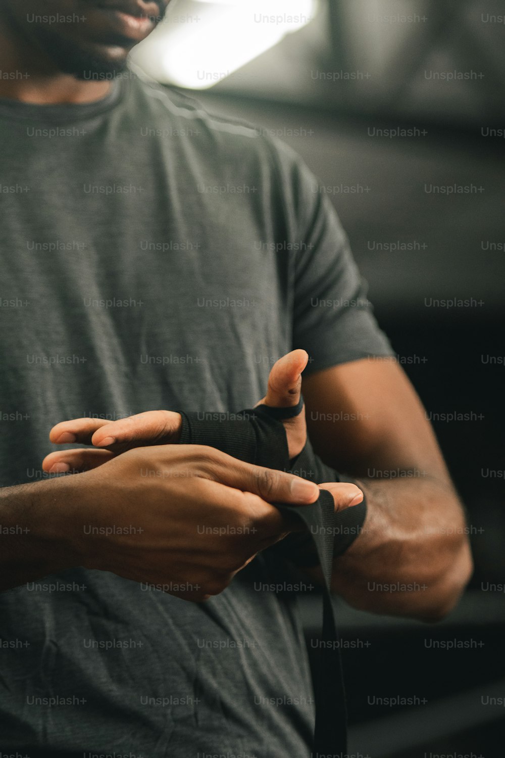 um homem segurando um objeto preto em suas mãos