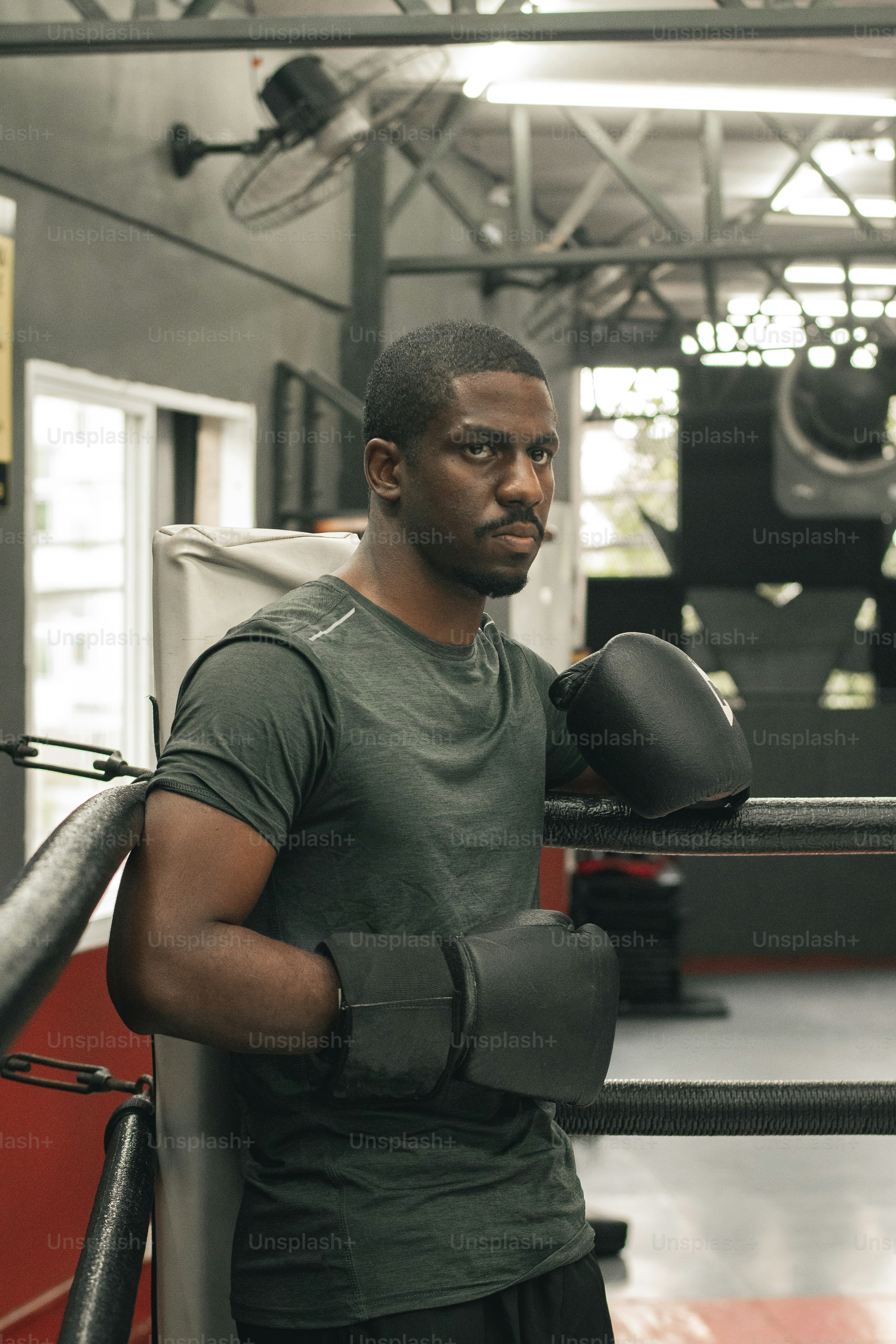 ジムでボクシンググローブを持つ男