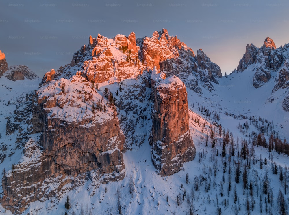 une chaîne de montagnes couverte de neige au coucher du soleil