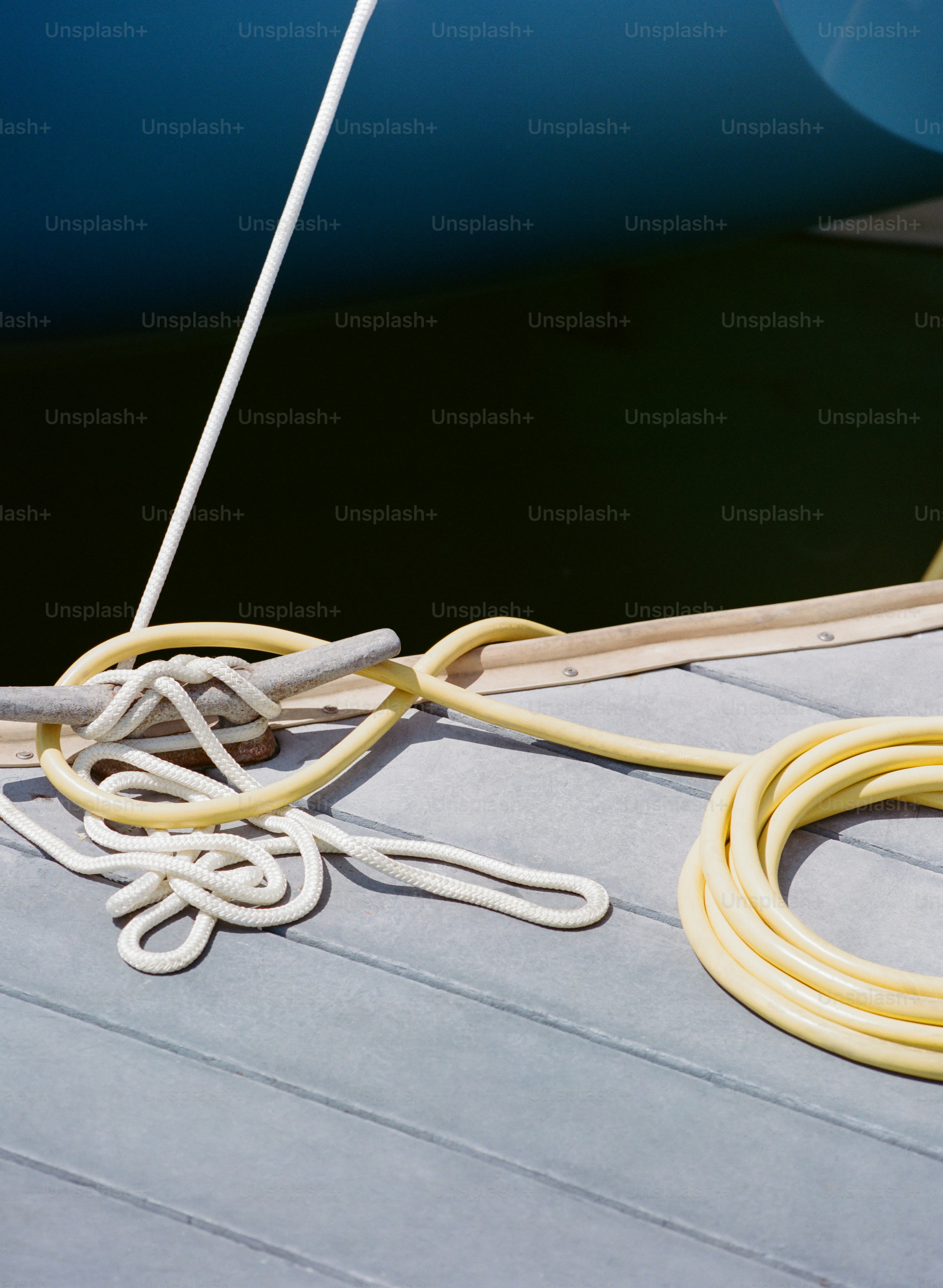 Una barca è legata e pronta per andare in acqua