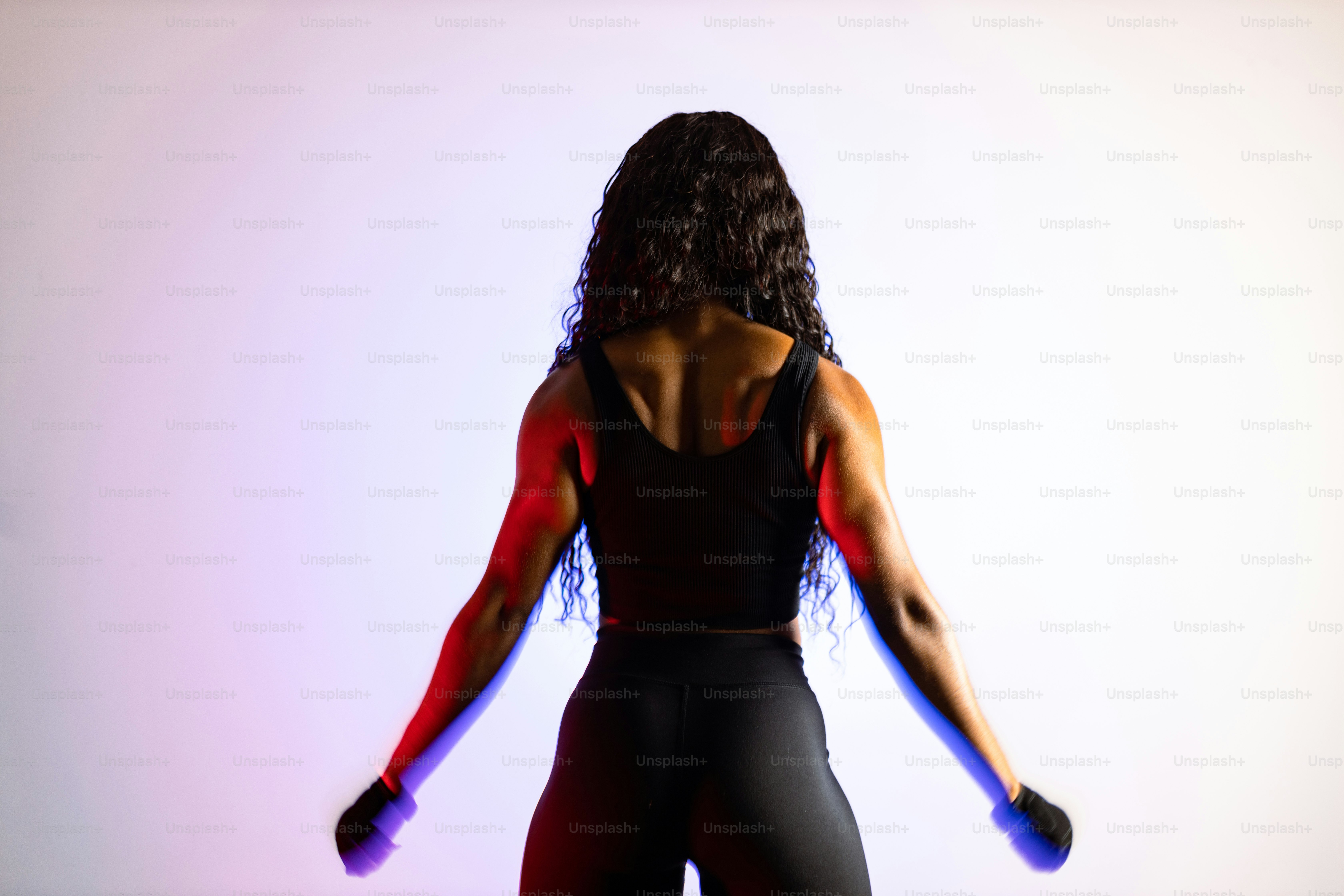 Una mujer con un top negro y mangas rojas en el brazo