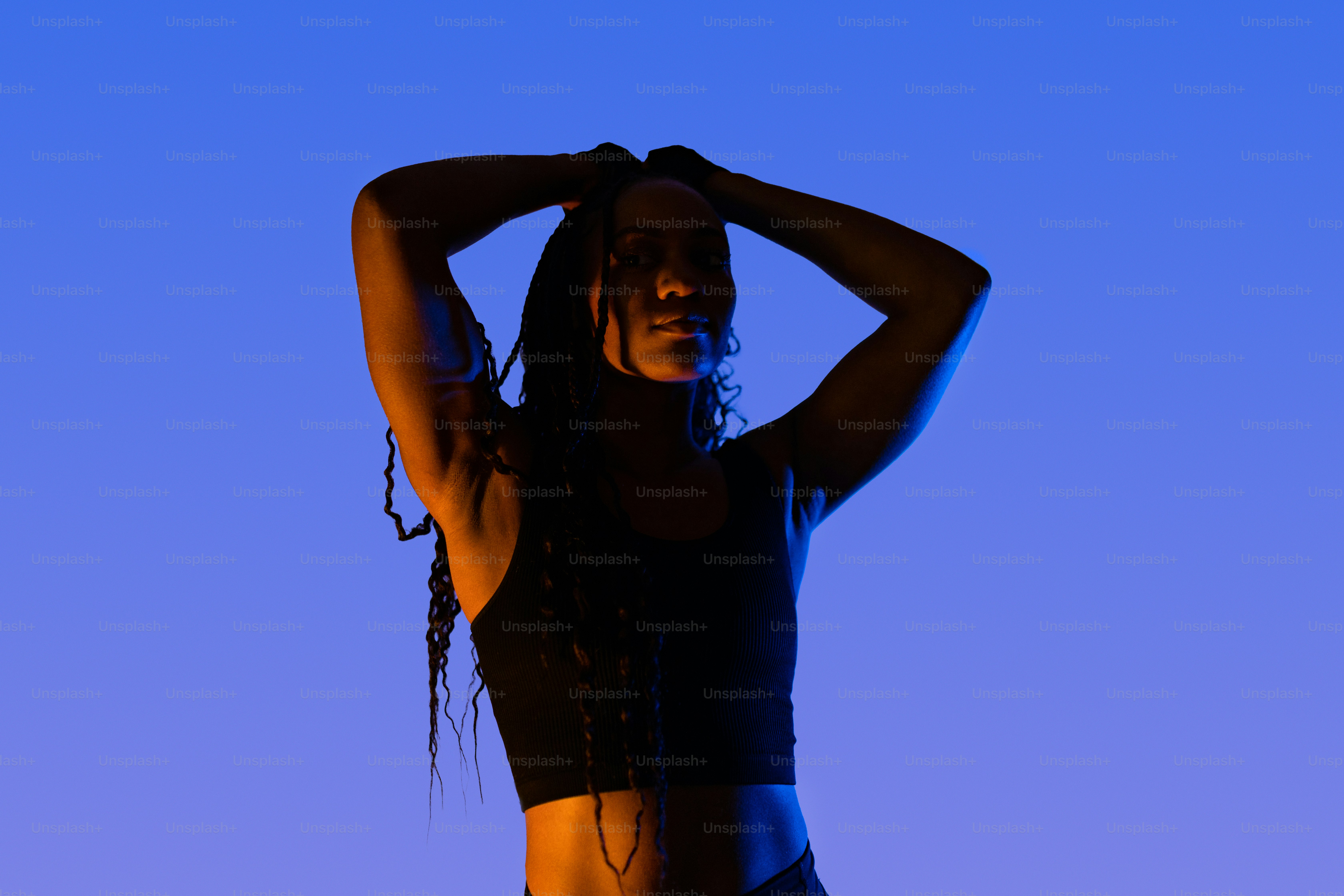 Una mujer con un top negro posa para una foto