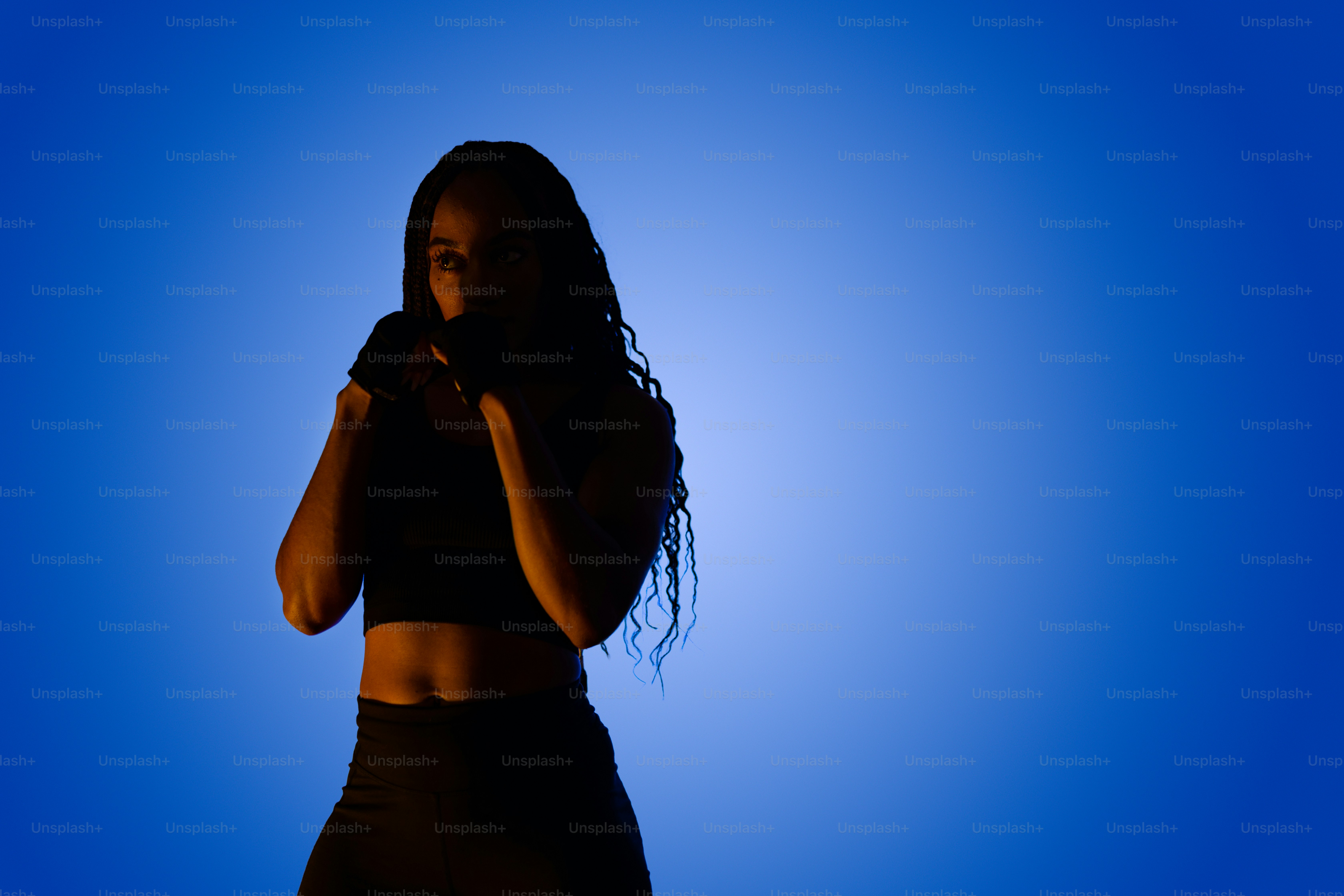 Una mujer parada frente a un fondo azul