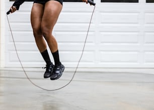 Una mujer está saltando con una cuerda para saltar