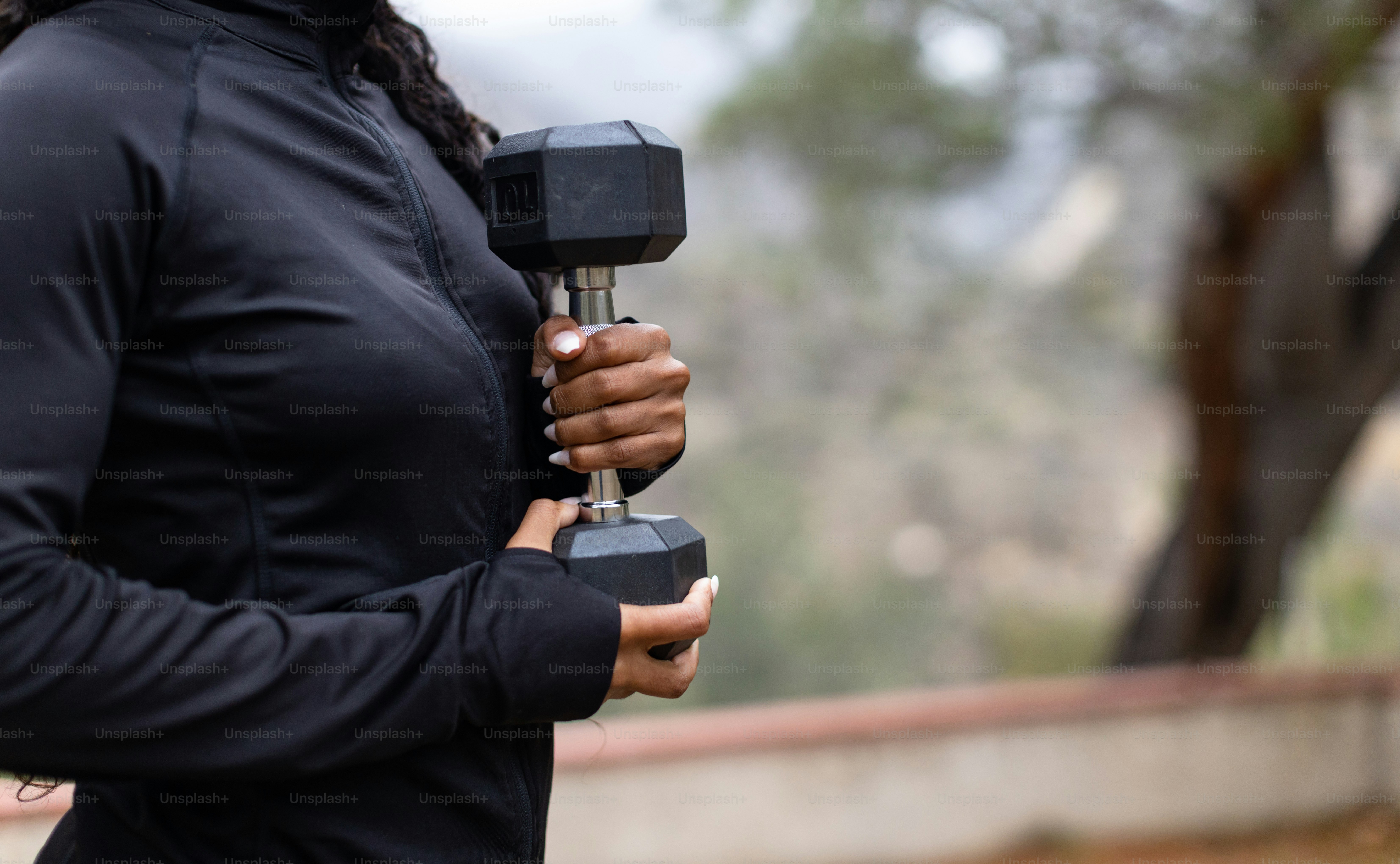 手にダムのペアを持っている女性