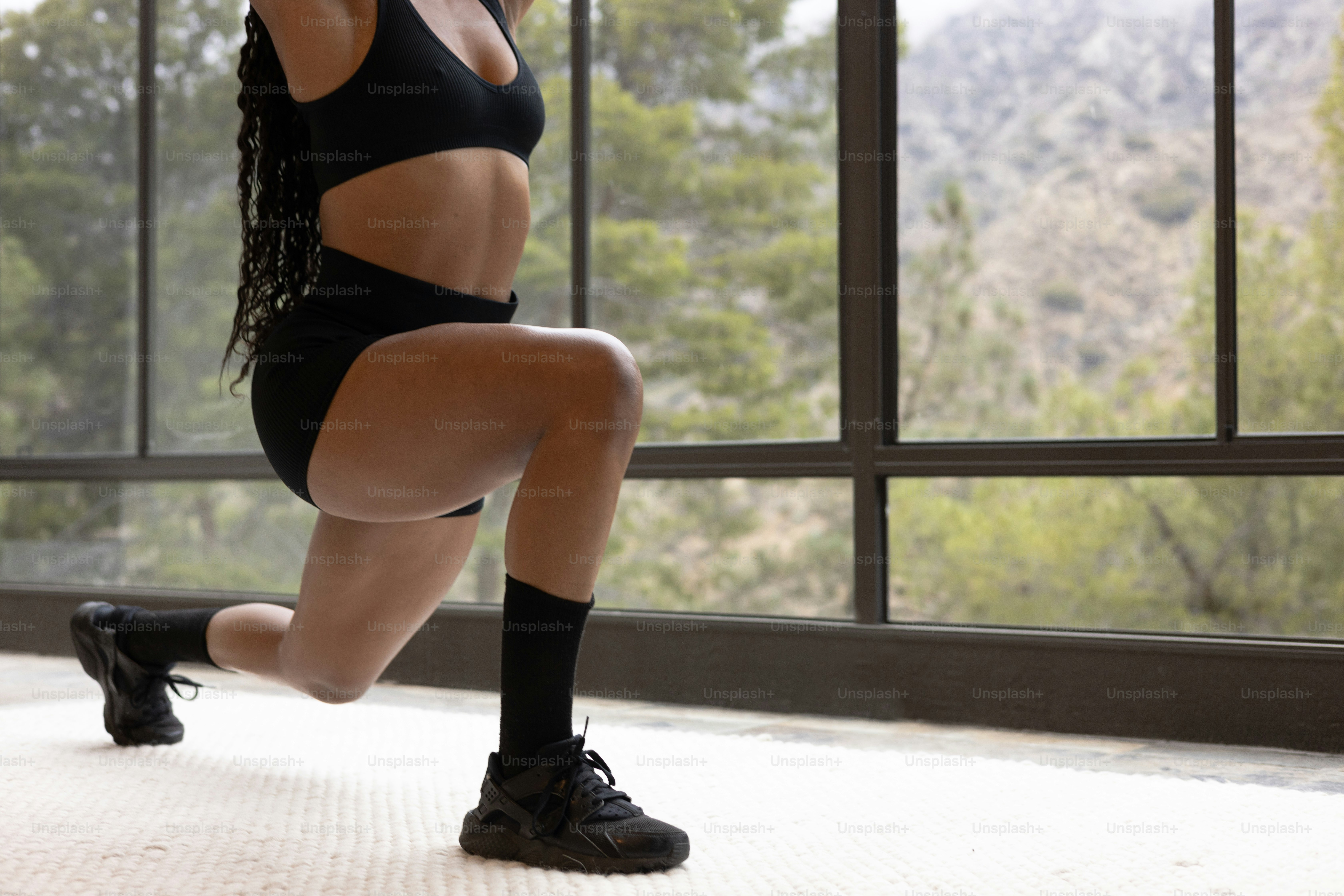 Una donna in un reggiseno sportivo nero top e pantaloncini