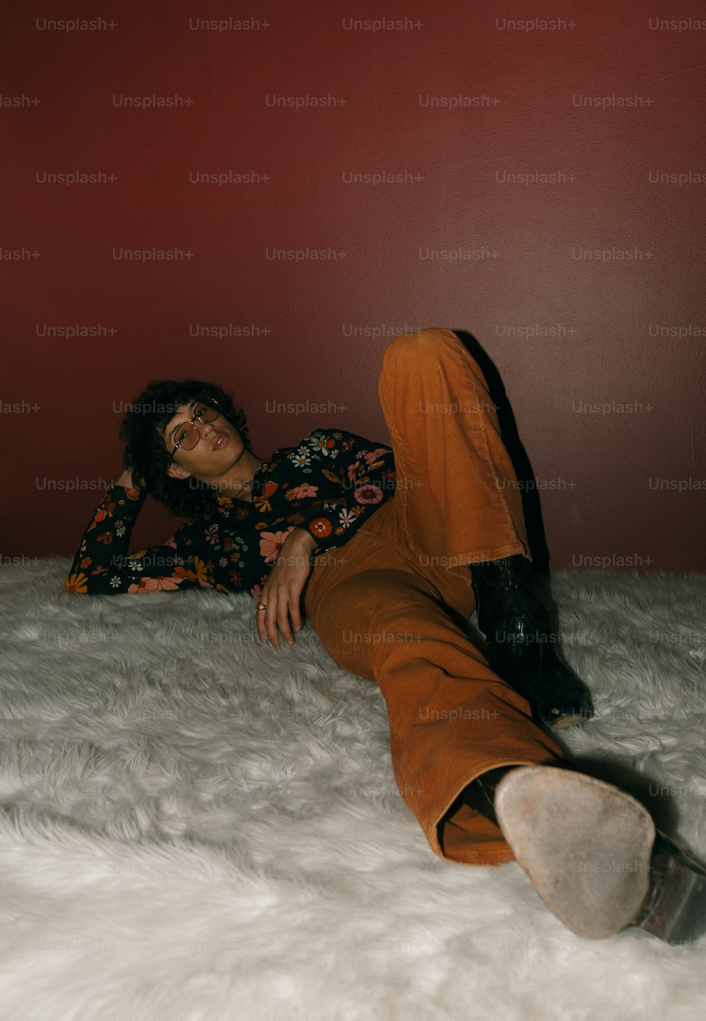 une personne allongée sur un sol blanc moelleux