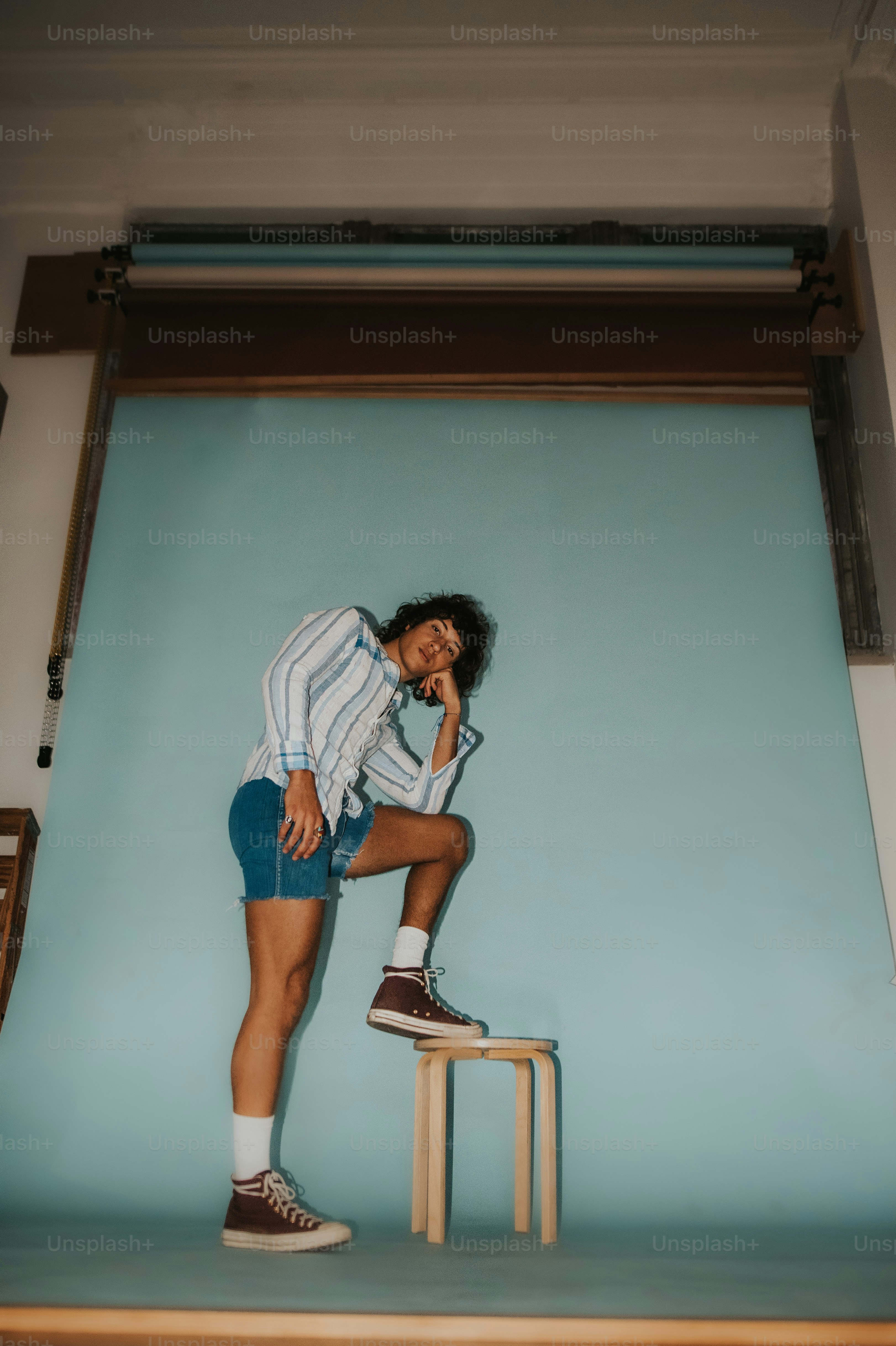 Ein Mann sitzt auf einem Holzhocker