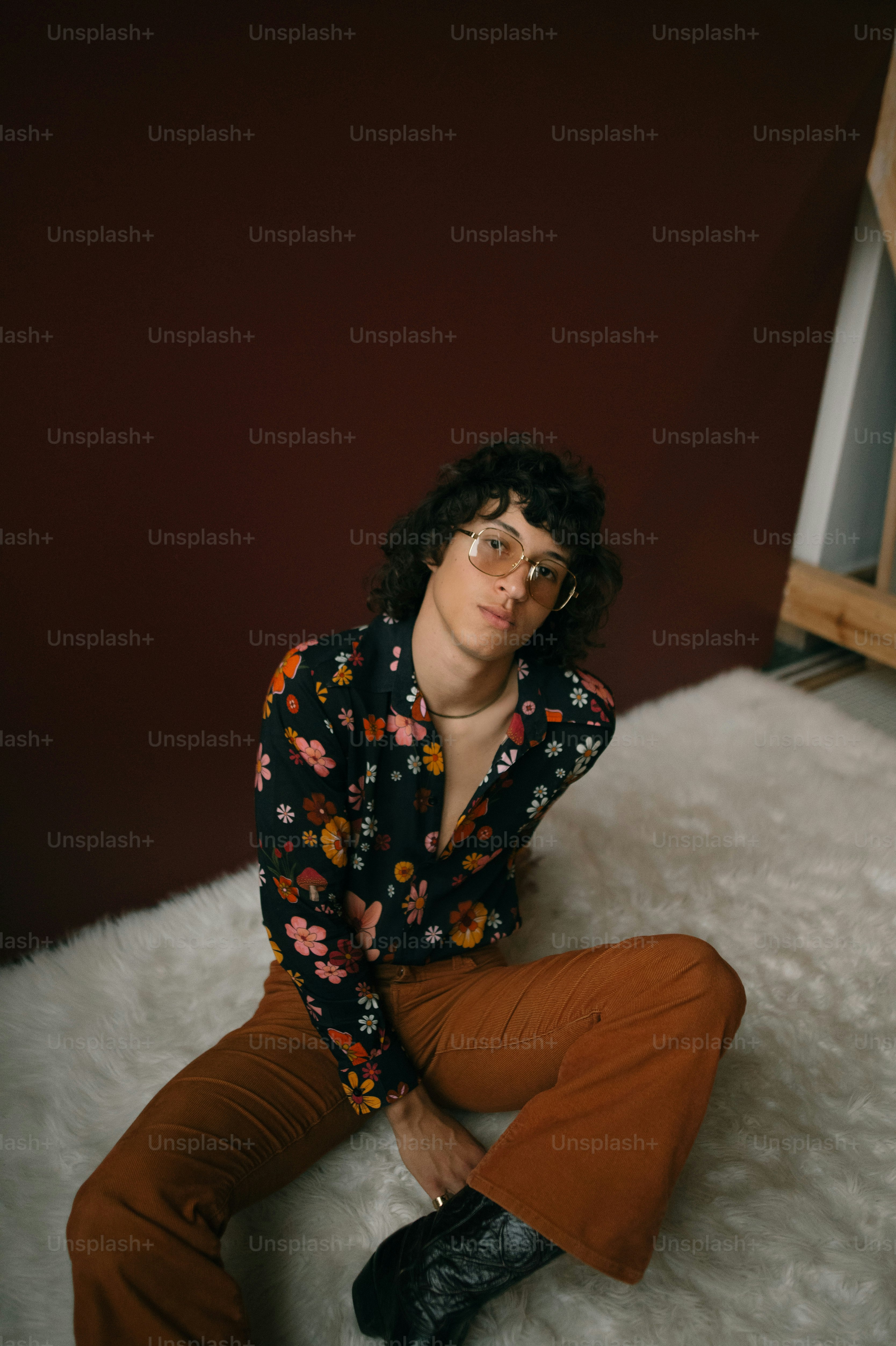 Eine Frau sitzt auf dem Boden und trägt eine braune Hose