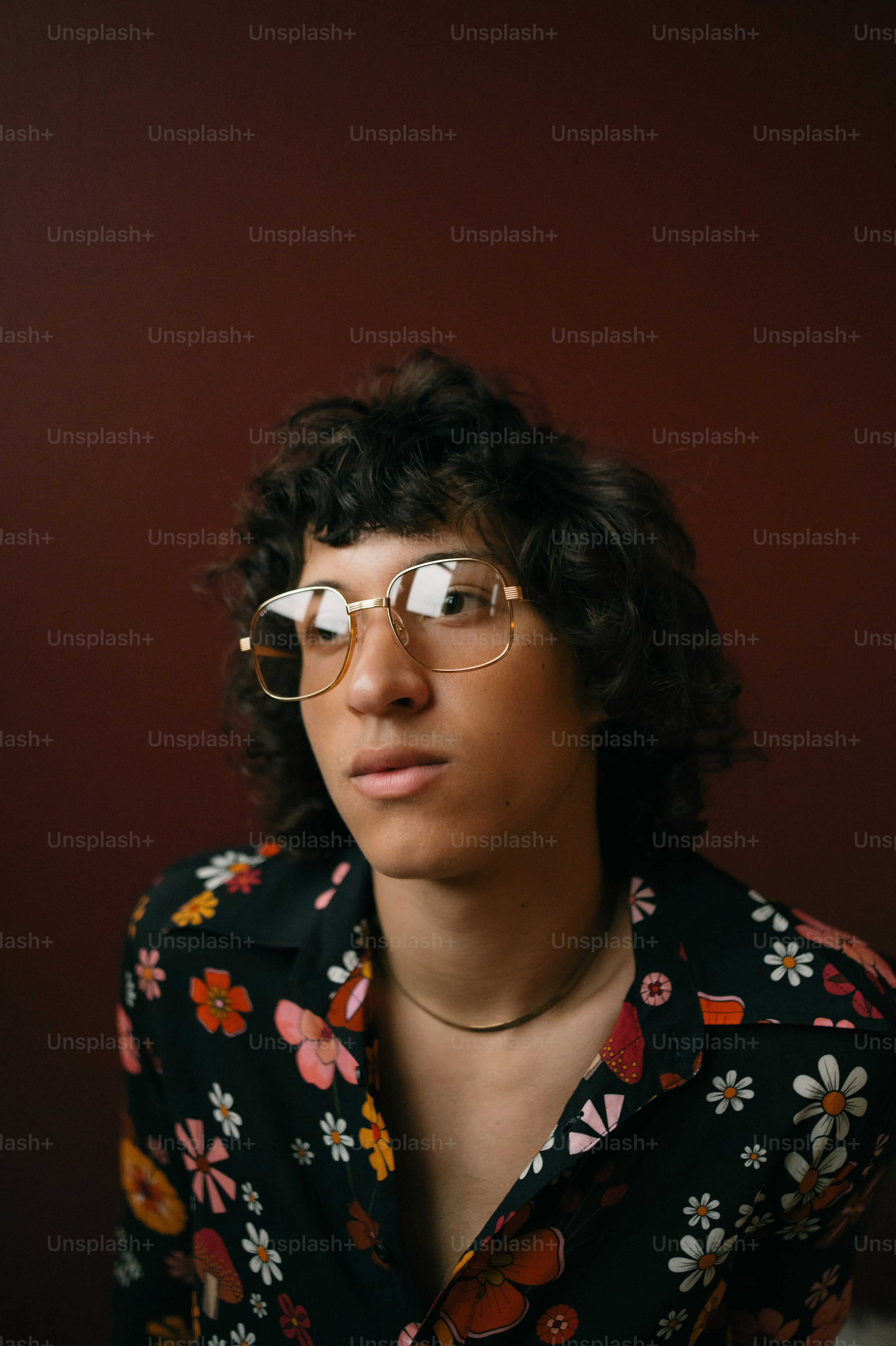 Eine Frau mit Brille und Blumenhemd