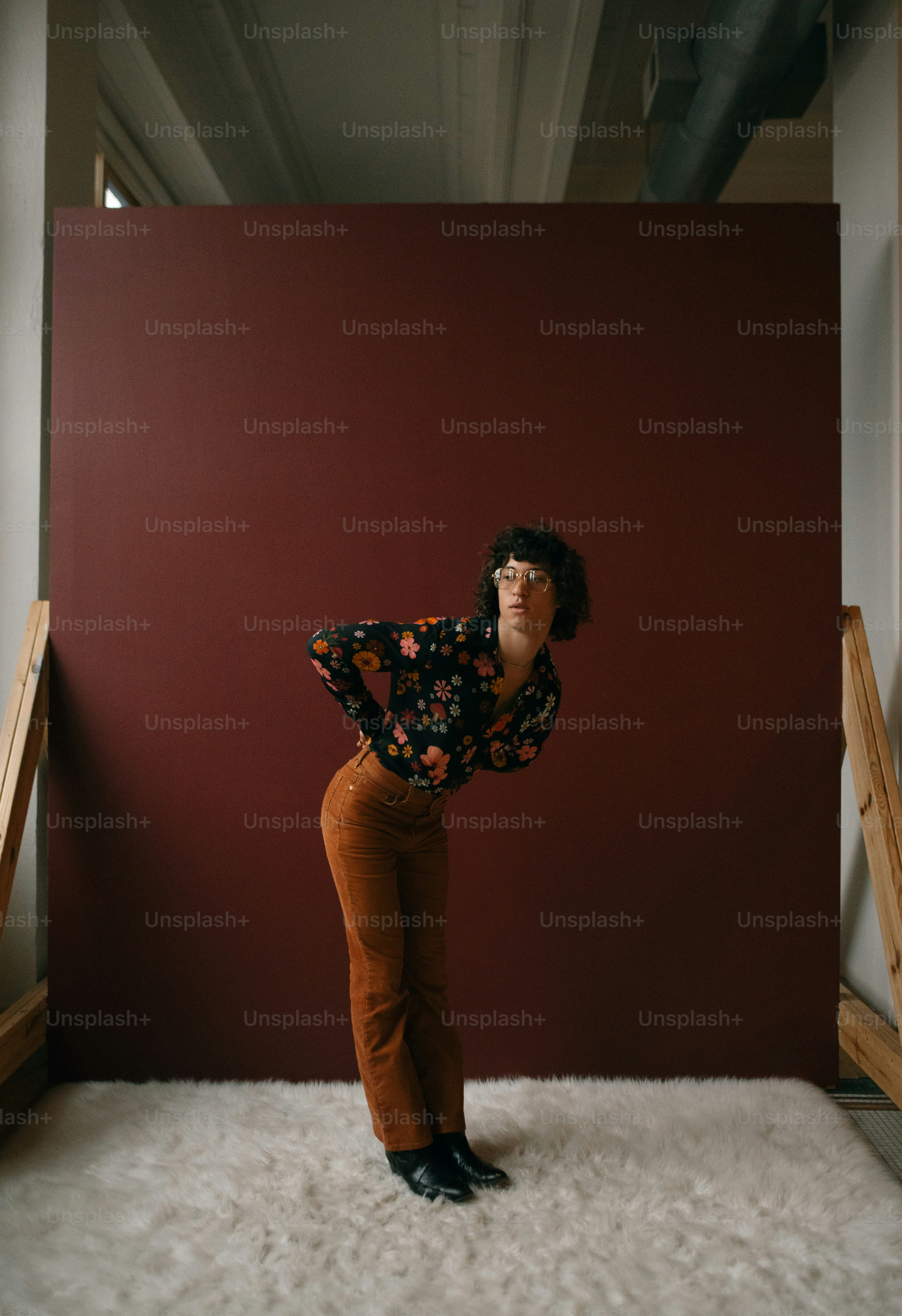 Eine Frau steht vor einer roten Wand