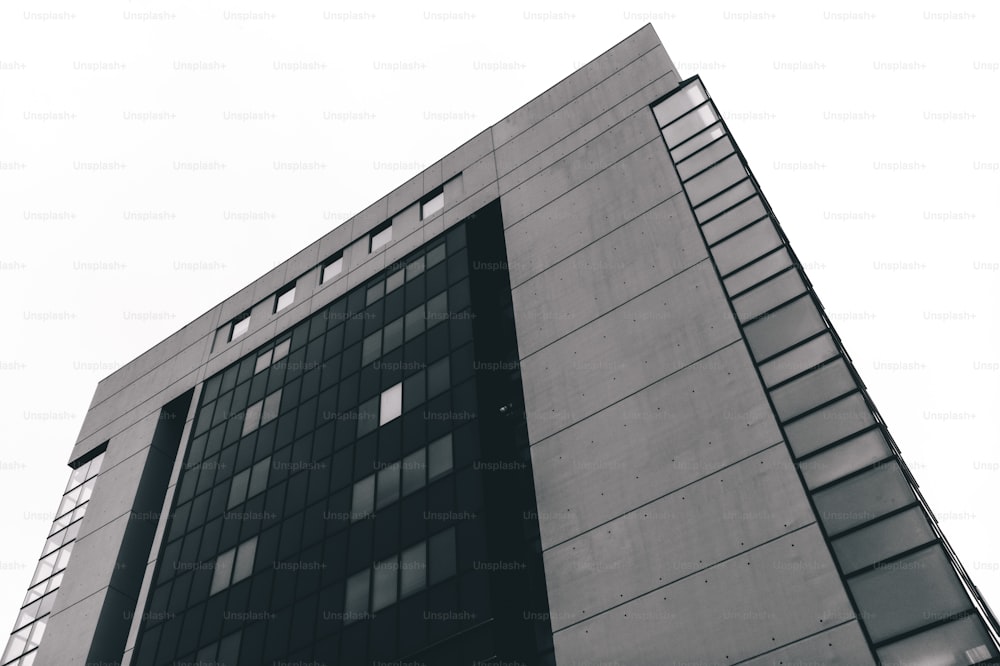 Una foto in bianco e nero di un edificio alto