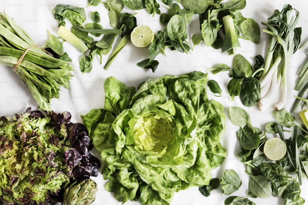 ein Tisch mit Salat und anderem Gemüse