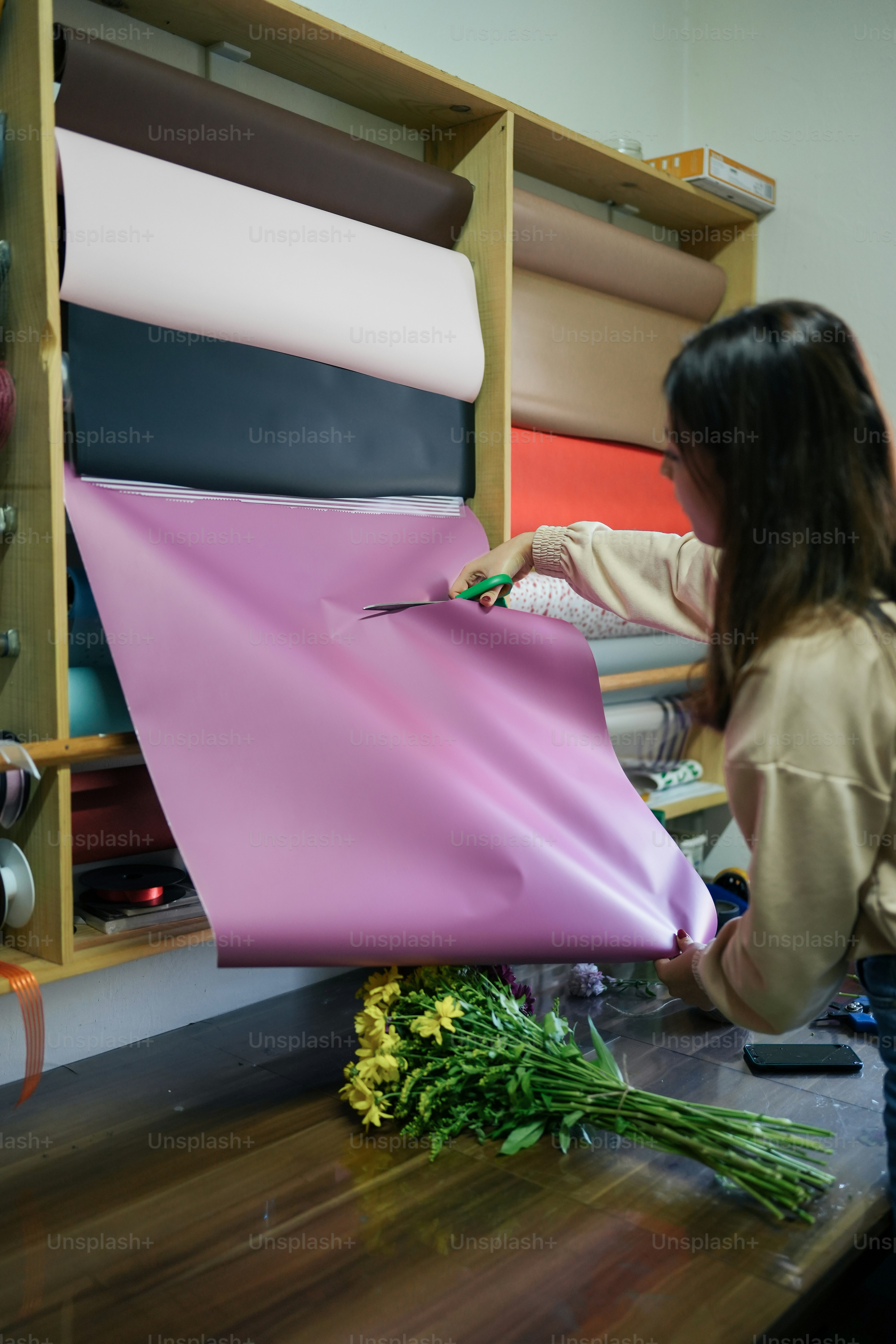 Eine Frau arbeitet an einem Blatt Papier