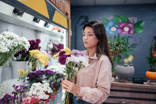 花屋で花を並べる女性