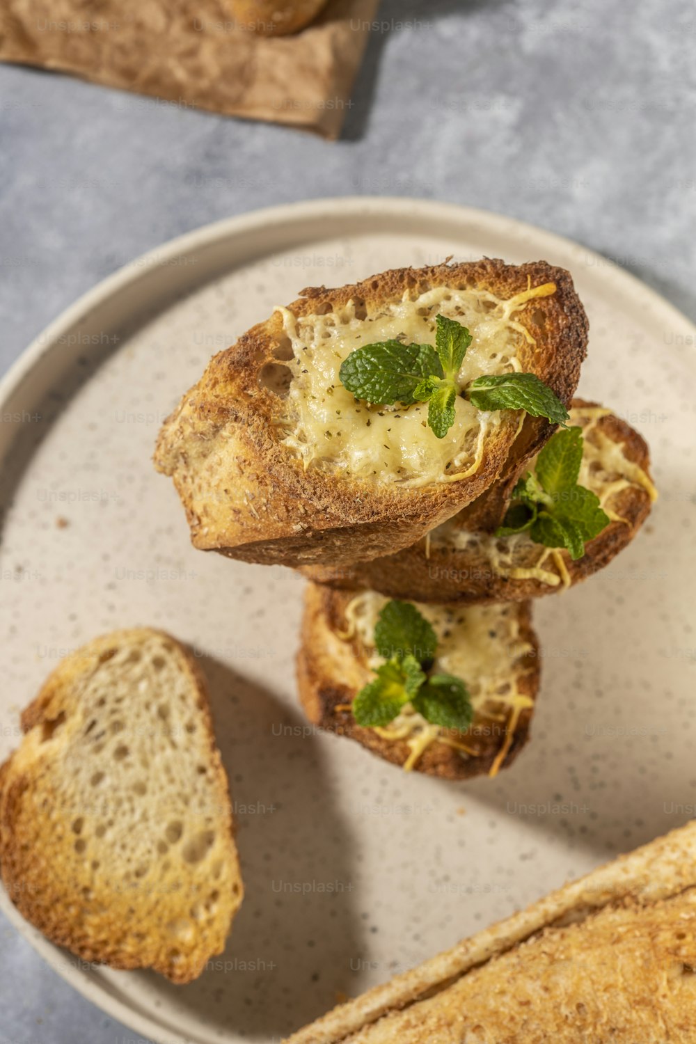 un plato blanco cubierto con tres trozos de pan