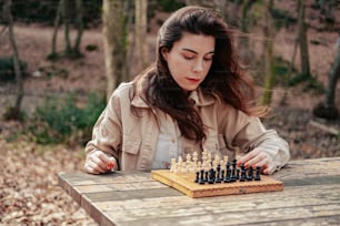 uma mulher que joga um jogo de xadrez na floresta