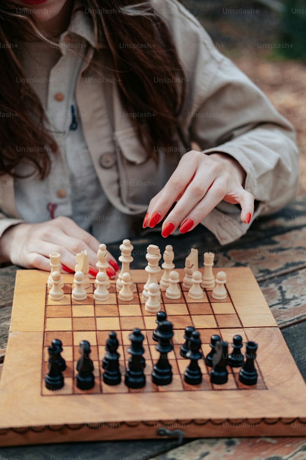 Una mujer está jugando una partida de ajedrez