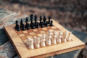 una scacchiera di legno con pezzi di scacchi su di essa