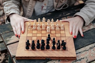 uma mulher está jogando um jogo de xadrez