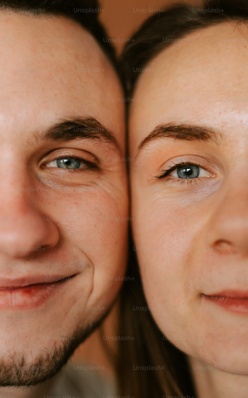 um close up de um homem e uma mulher com olhos azuis