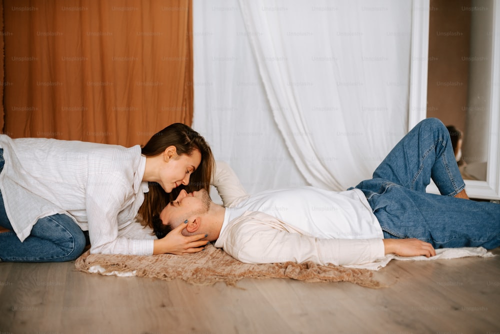 un homme et une femme allongés sur le sol